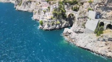 İtalya, Amalfi Sahili 'ndeki bir İHA' dan Furore Fjord 'un hava görüntüsü.