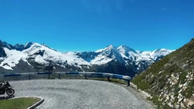 Yaz mevsiminde Grossglockner Ulusal Parkı boyunca uzanan yol.