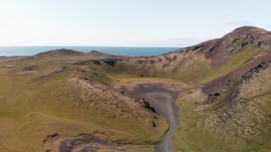 Saxholl Krateri, İzlanda. Drone 'dan güzel hava manzarası. Yavaş çekim.