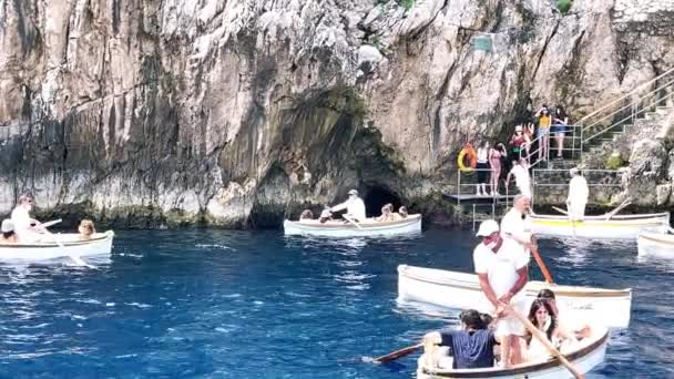 Capri Italie Juin 2021 Touristes Habitants Visitent Célèbre Grotte Bleue — Video