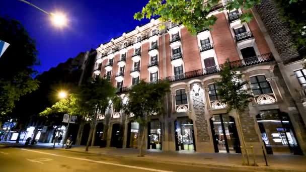 Barcelona Травня 2018 Нічний Вид Стародавні Будинки Сучасній Вулиці — стокове відео