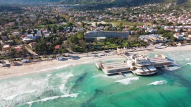 İtalya, Palermo 'daki Mondello kıyı şeridi ve sahil beldesinin havadan görüntüsü.