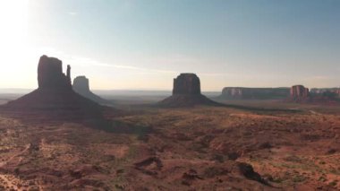 Güneşli bir günde, Monument Valley 'in panoramik manzarası ve insansız hava aracının poposu..