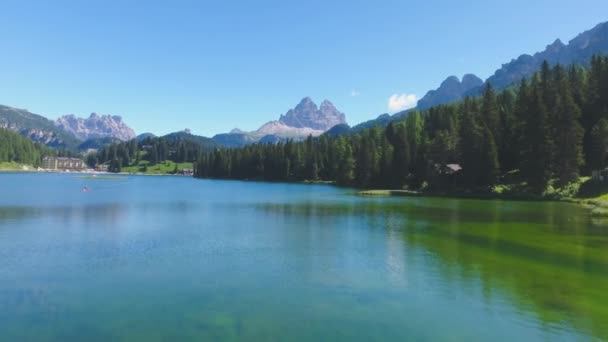 Luchtfoto Van Misurina Lake Een Heldere Zomerdag Italiaanse Dolomieten — Stockvideo