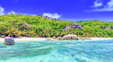 Anse Kaynak Argent, La Digue. Güneşli bir günde İHA 'dan inanılmaz bir hava manzarası Seyşeller Adaları