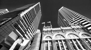 Sidney - 18 Ağustos 2018: Pitt Street'teki şehir binaları, gökyüzü manzarası. Sydney yılda 20 milyon turist çekiyor.