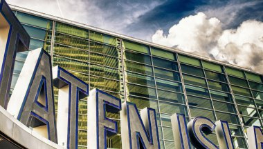 Staten Island feribot girişi günbatımı gökyüzüne karşı, New York City.