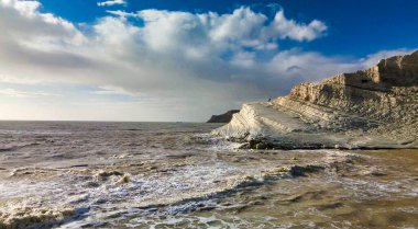 Türklerin Merdivenleri 'nin havadan görünüşü. Scala dei Turchi, İtalya 'nın Sicilya eyaletinin güney kıyısında kayalık bir uçurumdur.