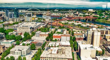 Portland, Oregon 'da bir yaz günü şehir binalarının hava manzarası