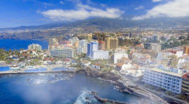 Güneşli bir günde Puerto de la Cruz 'un hava manzarası, Tenerife - İspanya