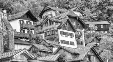 Hallstatt evleri, Hallstatt Gölü boyunca güzel bir kasaba. Avusturya yaz mevsiminde