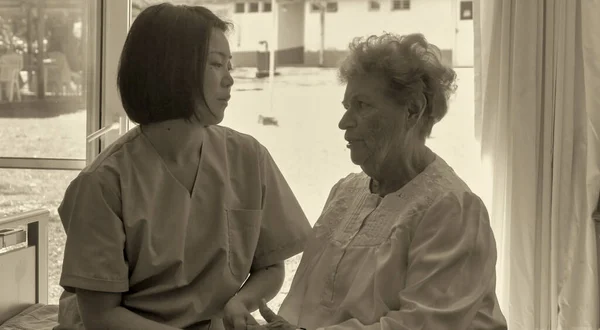 Jovem Asiático Médico Feminino Falando Com Idosos Aposentado Mulher Hospital — Fotografia de Stock