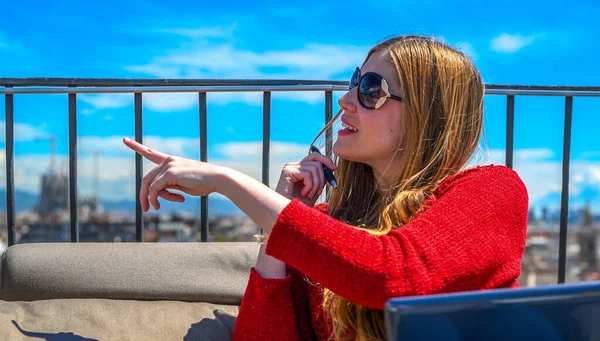 Blonde Vrouw Ontspannen Een Dak Van Stad Gezeten Een Sofa — Stockfoto