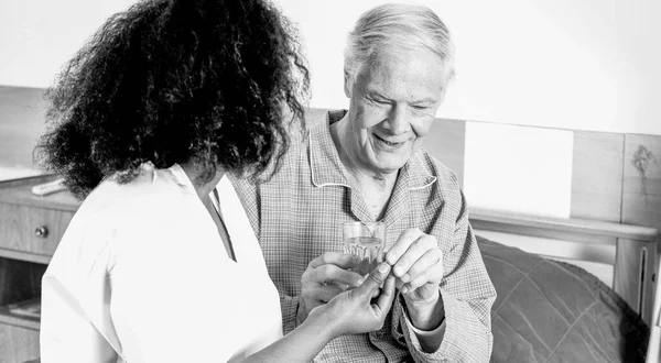 Älterer Mann Nimmt Pillen Von Krankenschwester Krankenhausbett — Stockfoto