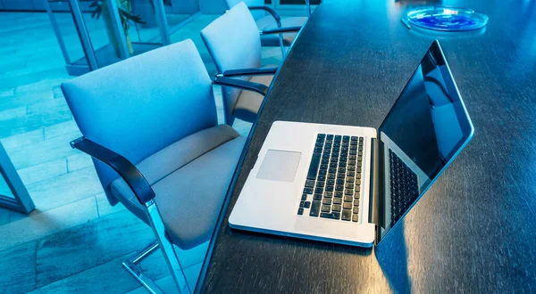 Offener Laptop Auf Einem Modernen Bürotisch Geschäftskonzept — Stockfoto