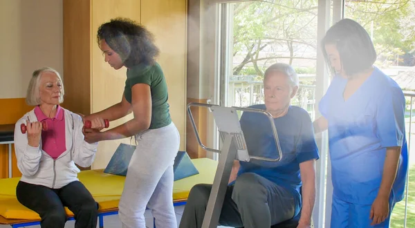 Concepto Rehabilitación Ancianos Jubilados Pareja Entrenamiento Gimnasio Supervisado Por Experto —  Fotos de Stock