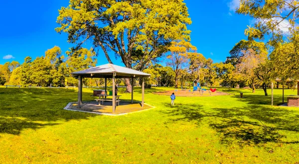 Blick Auf Einen Schönen Stadtpark Und Spielplatz Einem Sonnigen Tag — Stockfoto