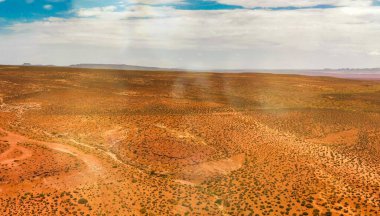 Anıt Vadisi 'ne giden yol, insansız hava aracı ABD' den hava manzaralı.
