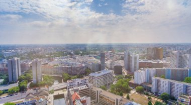 Berlin şehir manzarası yaz mevsiminde insansız hava aracından şehir simgeleri ve mavi gökyüzü