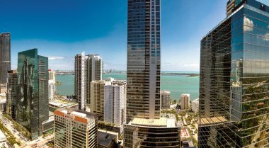 MIAMI, FL - 30 Mart 2018: güneşli bir günde Miami şehir merkezinin panoramik hava manzarası. Panoramik görünüm.