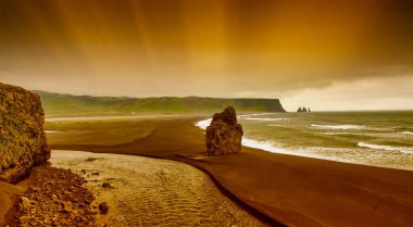 Reynisfjara Black Beach Bulutlu bir yaz sabahı, İzlanda.