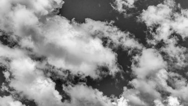 Yeni Zelanda 'nın mavi gökyüzünde güzel bulutlar.