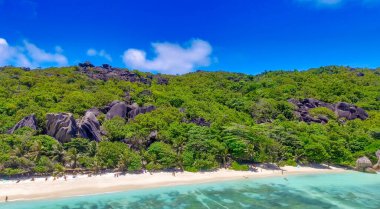 Anse Kaynak Argent, La Digue. Güneşli bir günde İHA 'dan inanılmaz bir hava manzarası Seyşeller Adaları