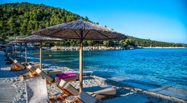 Leftos Gialos Plajı güneşli bir günde, Alonissos, Yunanistan.