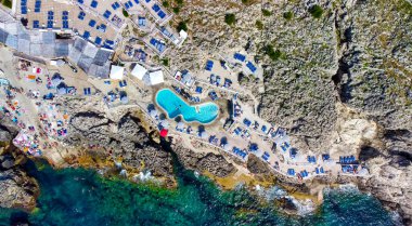 Yaz mevsiminde güzel Akdeniz plajı ve sahil manzarası