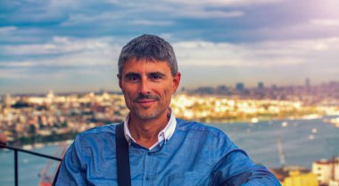 İstanbul ve Türkiye 'yi ziyaret ederken gülümseyen mutlu erkek turist