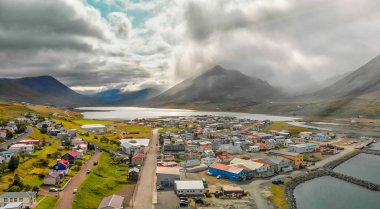 Yaz mevsiminde Olafsfjordur manzarasının güzel hava manzarası, İzlanda