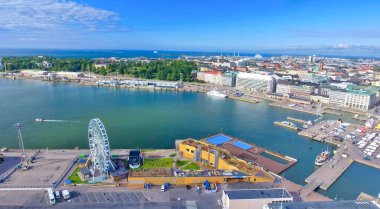 Uspenski Katedrali 'nden Helsinki' nin gökyüzü manzarası.