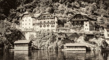 Sumemr mevsiminde harika bir kasaba olan Hallstatt, Avusturya. Gölün üzerindeki evler