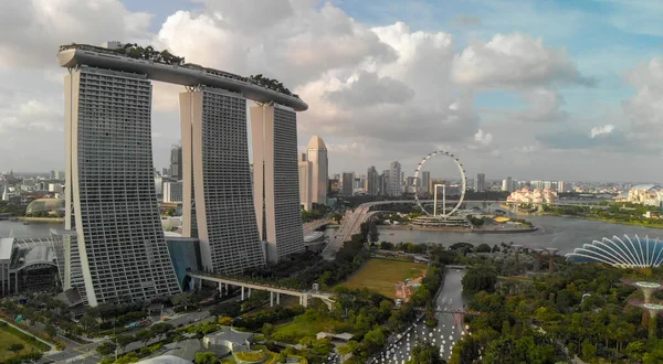 シンガポール 2020年1月3日 晴れた日の午後にマリーナベイサンズとシティスカイラインのドローンの視点 — ストック写真