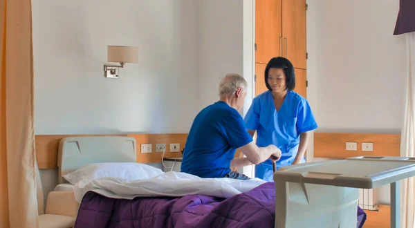 Aziatische Vrouwelijke Arts Helpt Oudere Patiënt Het Ziekenhuis Bed Rehabilitatie — Stockfoto