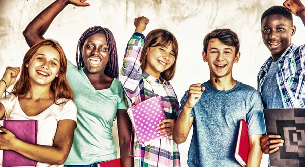 Feliz Multi Grupo Étnico Interior Isolado Fundo Branco Conceito Adolescente — Fotografia de Stock