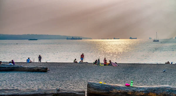 Vancouver Kanada Augusztus 2017 Turisták Helyiek Élvezik Strandon Stanley Park — Stock Fotó