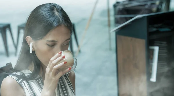 Азиатская Деловая Женщина Пьет Кофе Открытом Воздухе — стоковое фото
