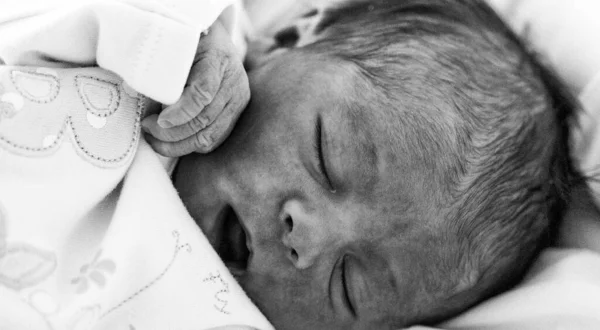 Χαρούμενο Πρόσωπο Του Νεογέννητου Μωρού Τοποθέτηση Στο Κρεβάτι — Φωτογραφία Αρχείου