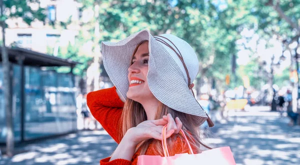 Ευτυχισμένος Νεαρή Γυναίκα Ψάθινο Καπέλο Που Επισκέπτονται Την Πόλη — Φωτογραφία Αρχείου
