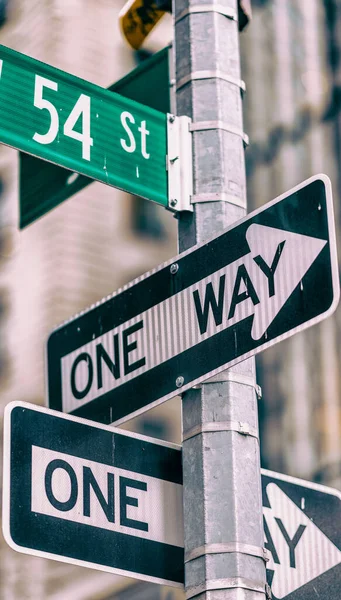 Unidirectioneel Straatnaamborden New York City — Stockfoto