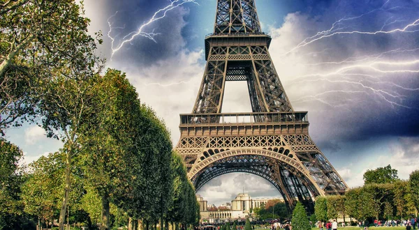 Paris Tour Eiffel Summer Sunset City Famous Tower Storm Approaching — Foto de Stock