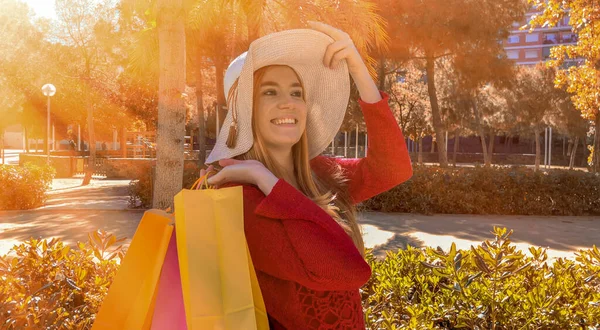 Feliz Joven Mujer Disfrutando Visita Ciudad Sosteniendo Coloridas Bolsas Regalo —  Fotos de Stock