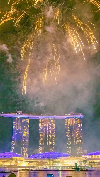 Cingapore Dezembro 2019 Turistas Moradores Apreciam Fogos Artifício Marina Bay — Fotografia de Stock