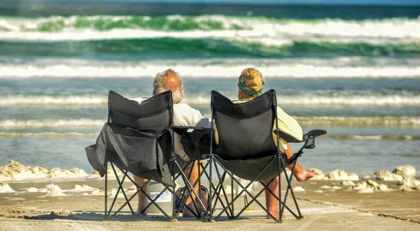 Vue Arrière Couple Âgé Reposant Assis Sur Plage Coucher Soleil — Photo