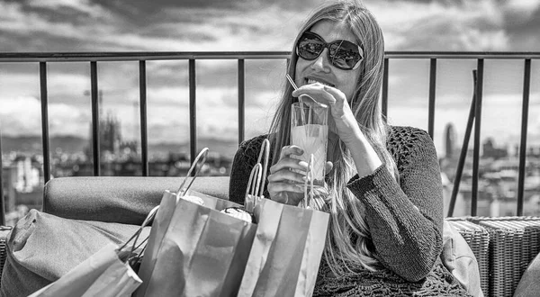 Mujer Relajándose Una Azotea Mirando Las Bolsas Regalo — Foto de Stock