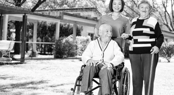 Oudere Mensen Rehab Faciliteit Tuin Met Verpleegkundige — Stockfoto