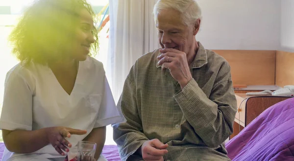 Medico Donna Africana Che Pillola Medica Anziano Pensionato Letto Ospedale — Foto Stock