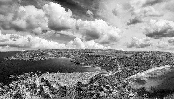 Siyah beyaz İHA 'dan Cennet Körfezi' nin havadan görüntüsü, Malta.