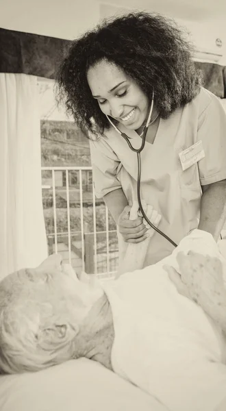 Krankenschwester Hilft Älteren Menschen Reha Einrichtung — Stockfoto